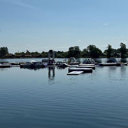 Fable Lodge Tattershall Lakes - Luxury Lakeside Lodge With Hot Tub 外观 照片