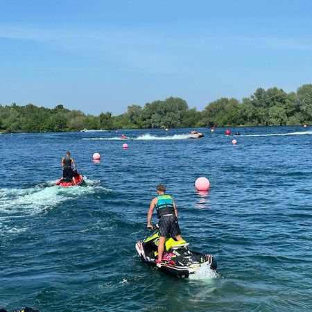 Fable Lodge Tattershall Lakes - Luxury Lakeside Lodge With Hot Tub 外观 照片
