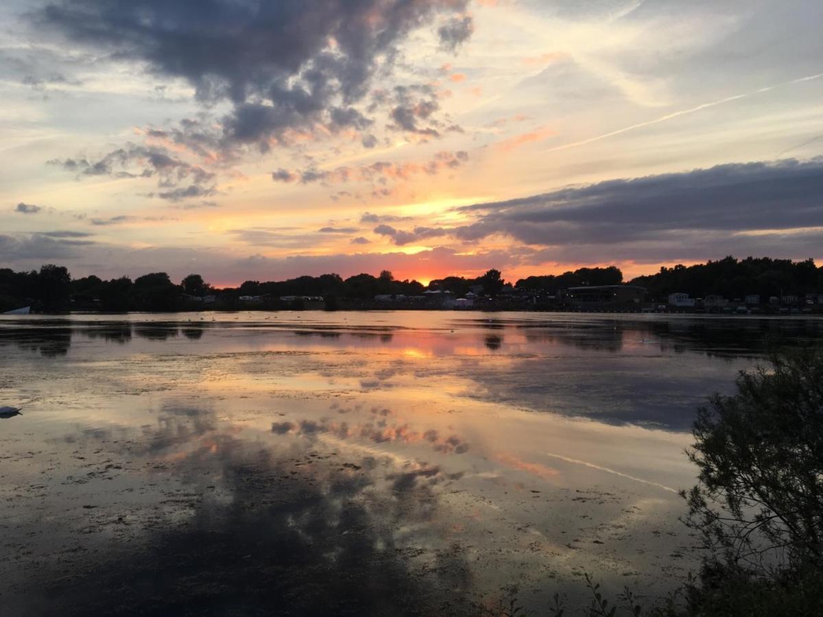 Fable Lodge Tattershall Lakes - Luxury Lakeside Lodge With Hot Tub 外观 照片