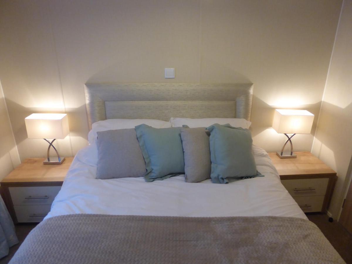 Fable Lodge Tattershall Lakes - Luxury Lakeside Lodge With Hot Tub 外观 照片