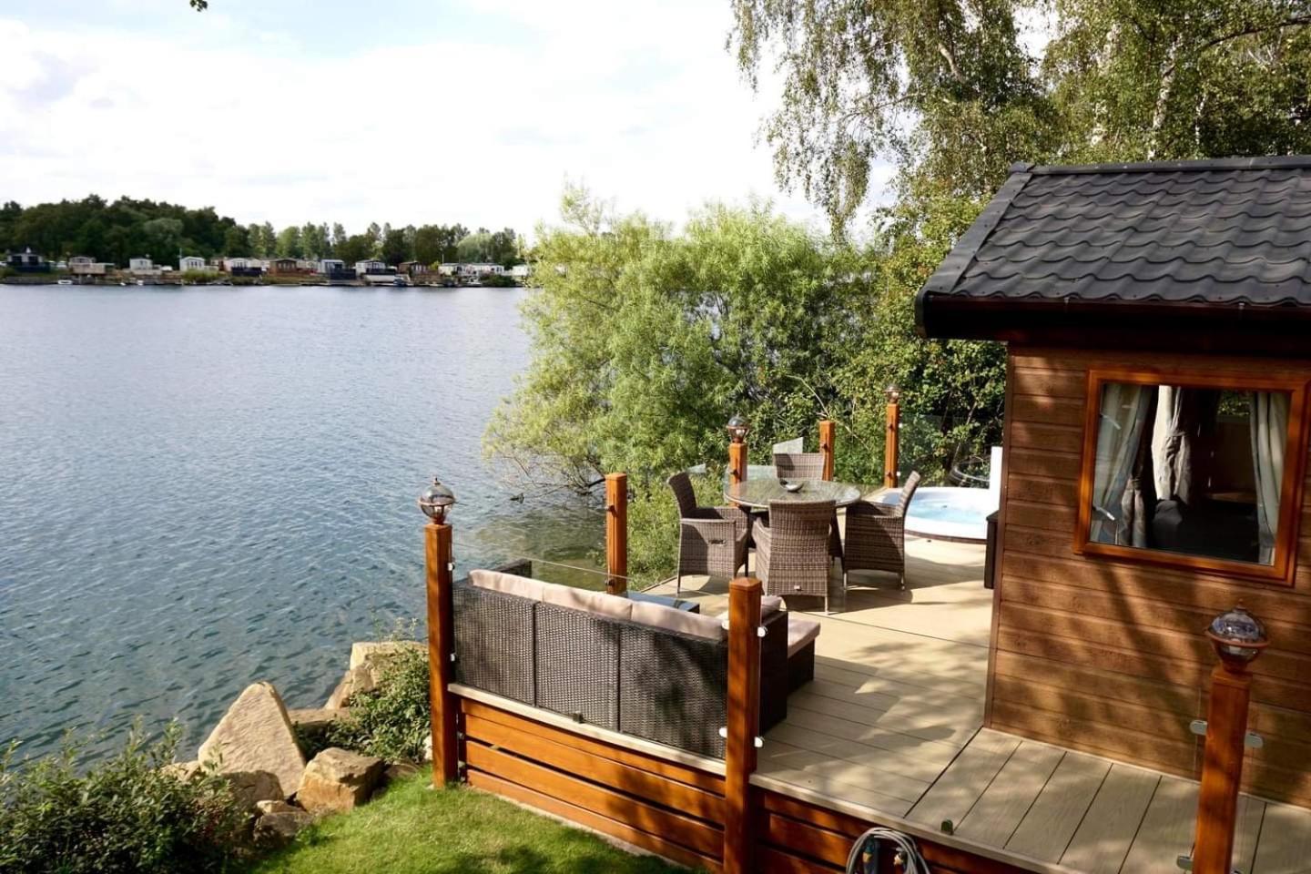 Fable Lodge Tattershall Lakes - Luxury Lakeside Lodge With Hot Tub 外观 照片