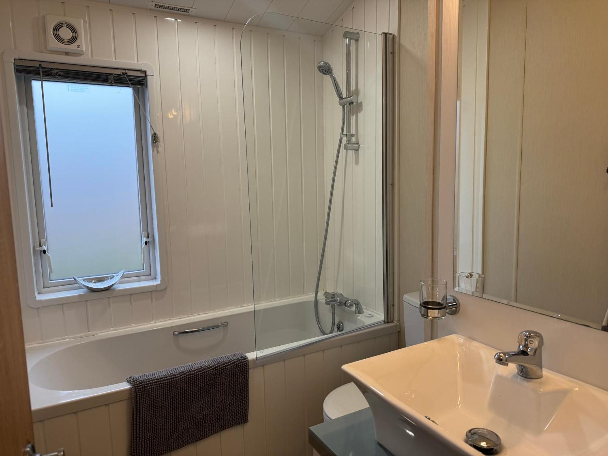 Fable Lodge Tattershall Lakes - Luxury Lakeside Lodge With Hot Tub 外观 照片
