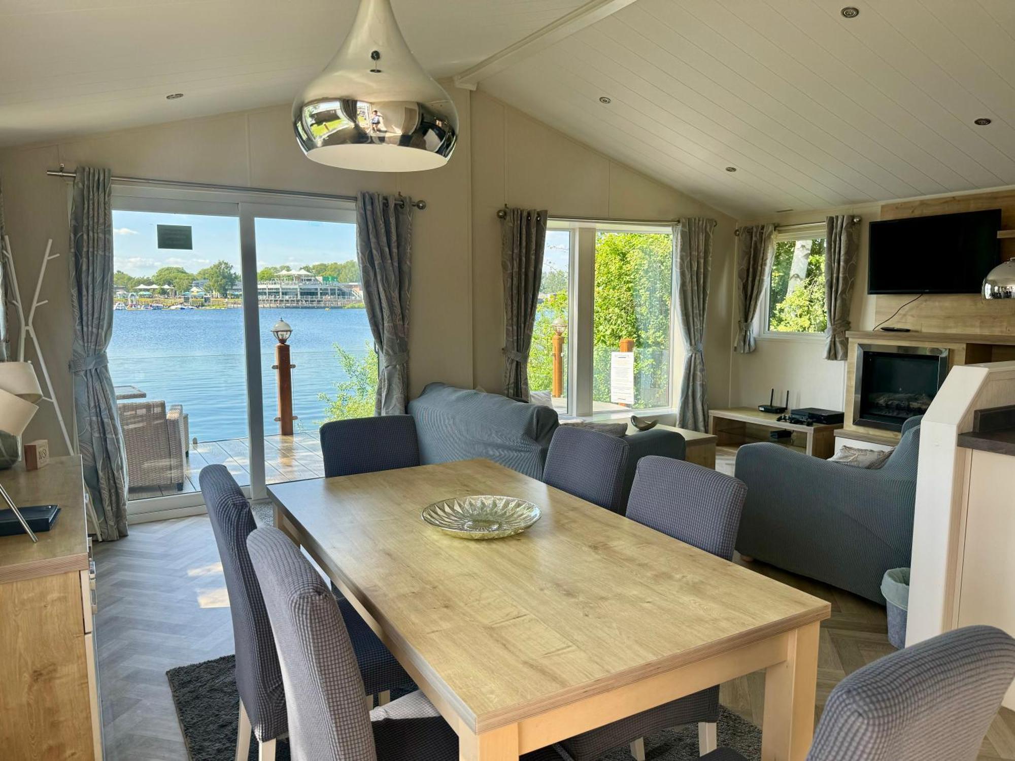 Fable Lodge Tattershall Lakes - Luxury Lakeside Lodge With Hot Tub 外观 照片