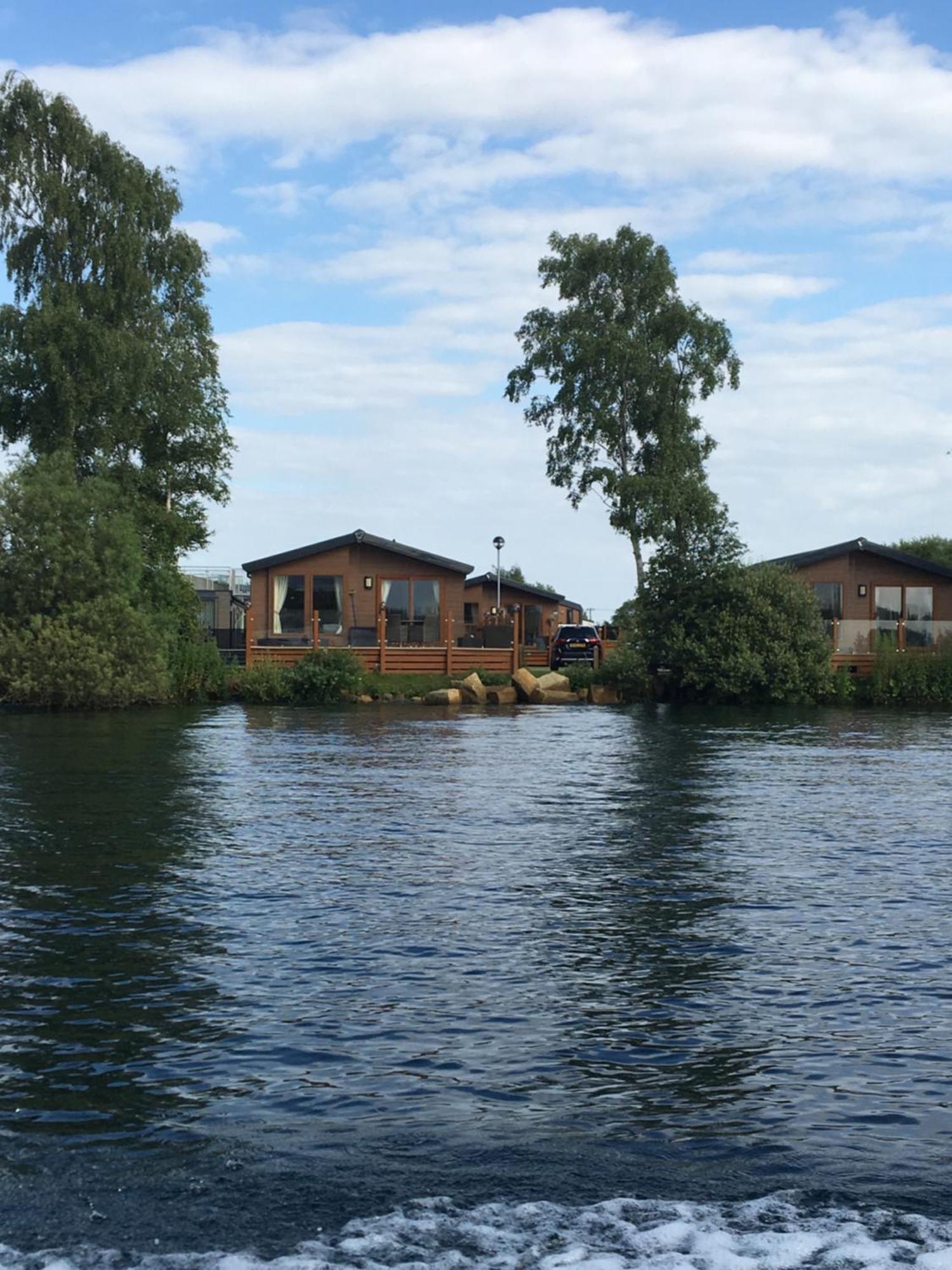 Fable Lodge Tattershall Lakes - Luxury Lakeside Lodge With Hot Tub 外观 照片
