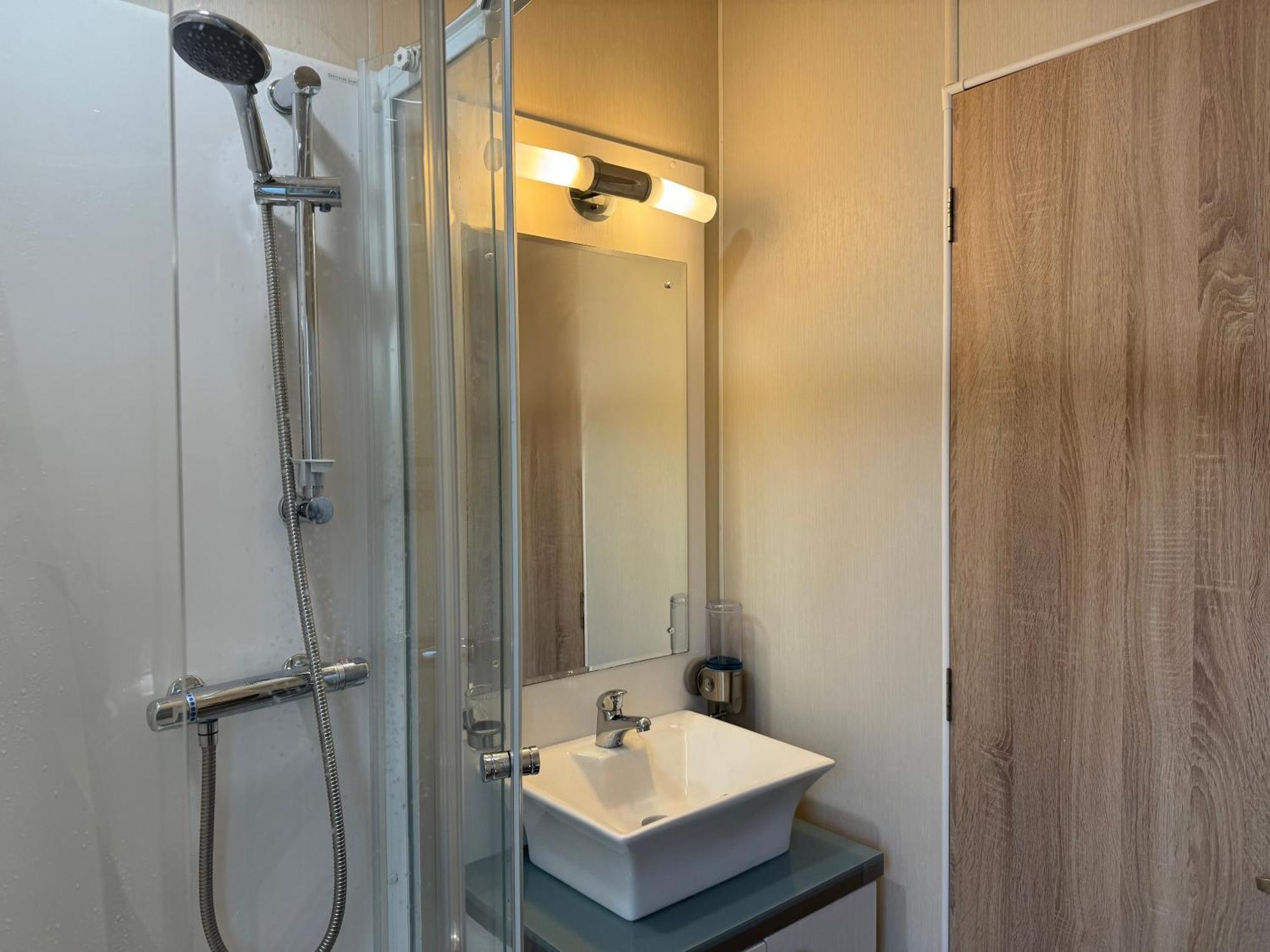 Fable Lodge Tattershall Lakes - Luxury Lakeside Lodge With Hot Tub 外观 照片