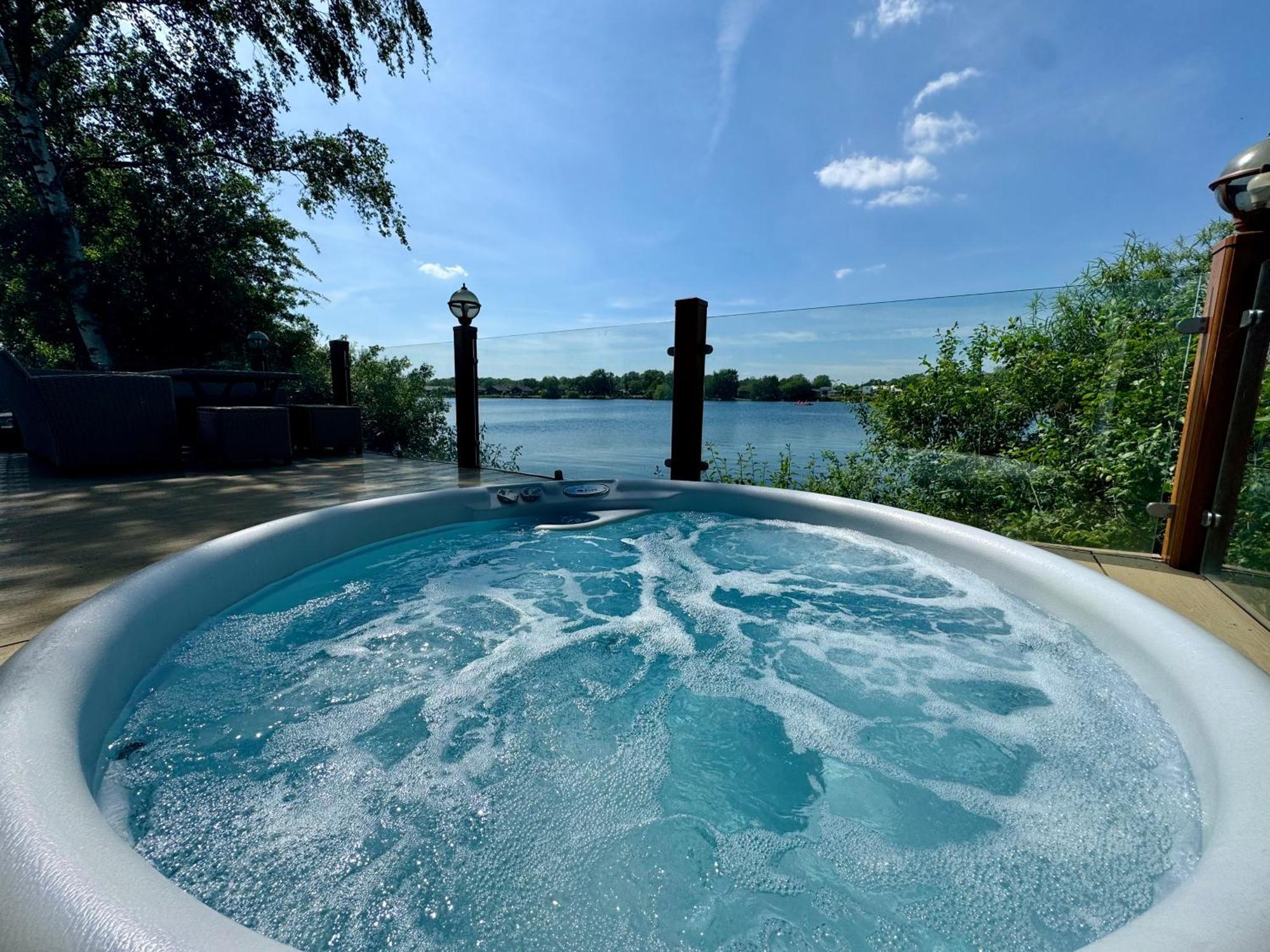 Fable Lodge Tattershall Lakes - Luxury Lakeside Lodge With Hot Tub 外观 照片